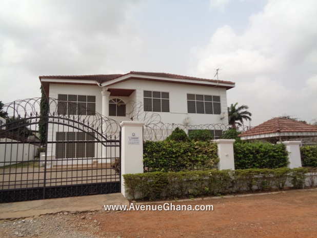 8 bedroom house with 3 bedroom outhouse for rent at Tema Community 12