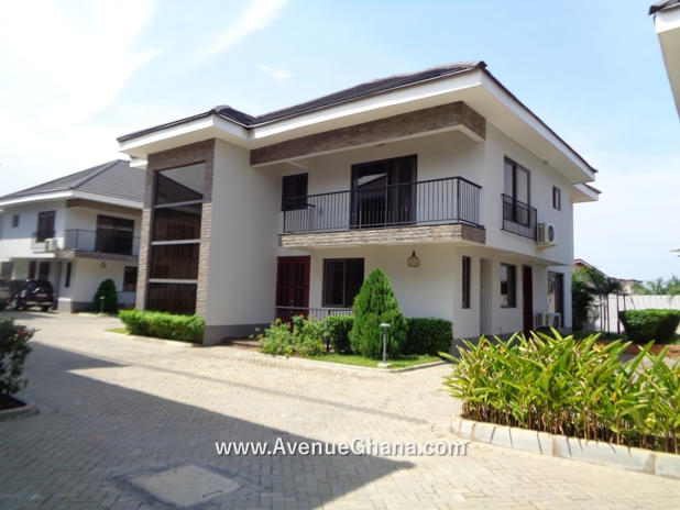 Executive 3 bedroom townhouse with outhouse to let at Cantonments, Accra