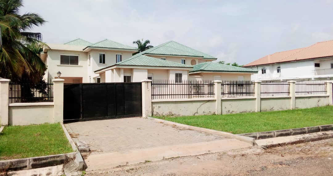 4 bedroom house with outhouse for sale at Tema Community 6 near the SOS in Ghana