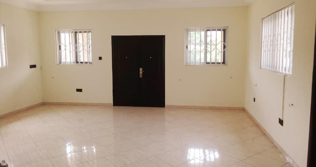 For rent in Accra 4 bedroom house with swimming pool and 2 BQ at North Ridge near GIJ 11