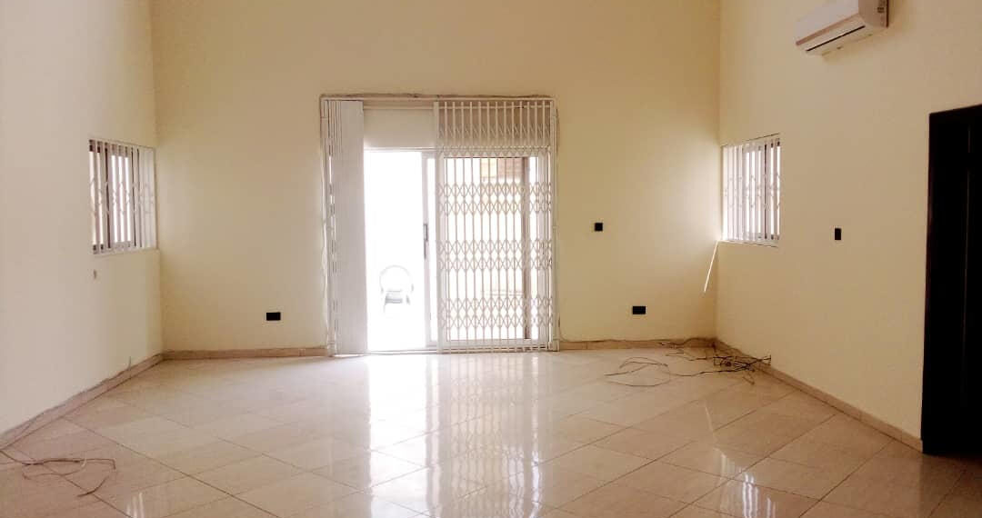 For rent in Accra 4 bedroom house with swimming pool and 2 BQ at North Ridge near GIJ 12