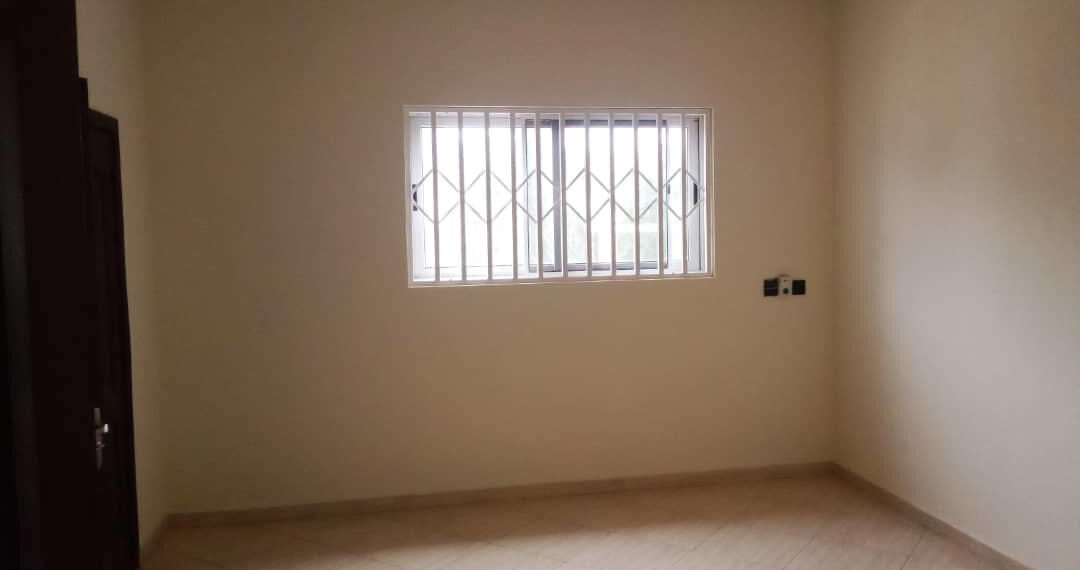 For rent in Accra 4 bedroom house with swimming pool and 2 BQ at North Ridge near GIJ 14