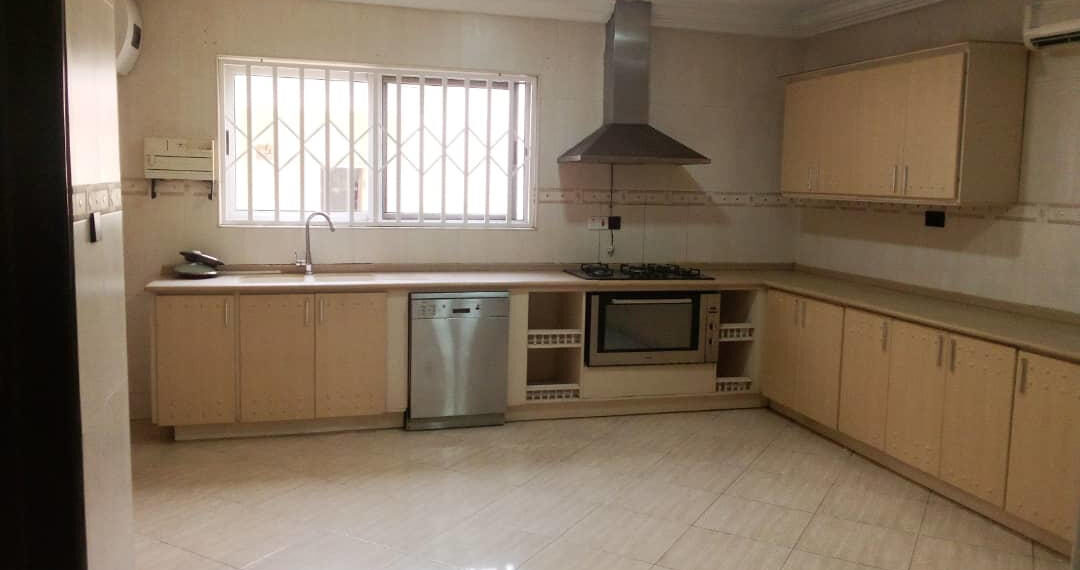 For rent in Accra 4 bedroom house with swimming pool and 2 BQ at North Ridge near GIJ 6