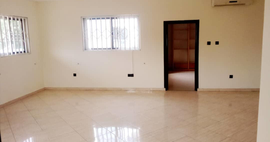 For rent in Accra 4 bedroom house with swimming pool and 2 BQ at North Ridge near GIJ 8