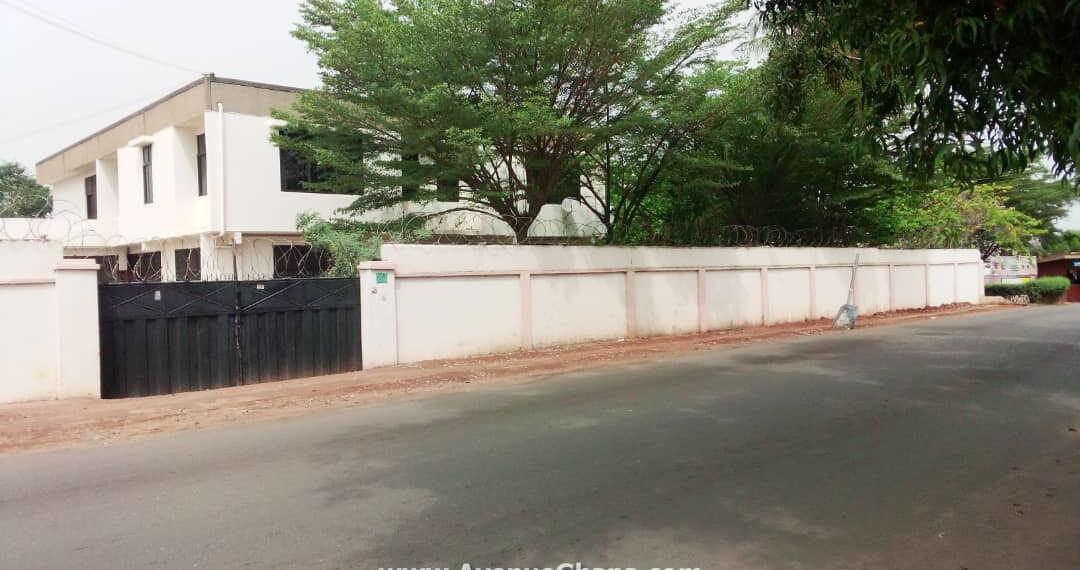 6 bedroom house with outhouse to let near New Achimota Police Station