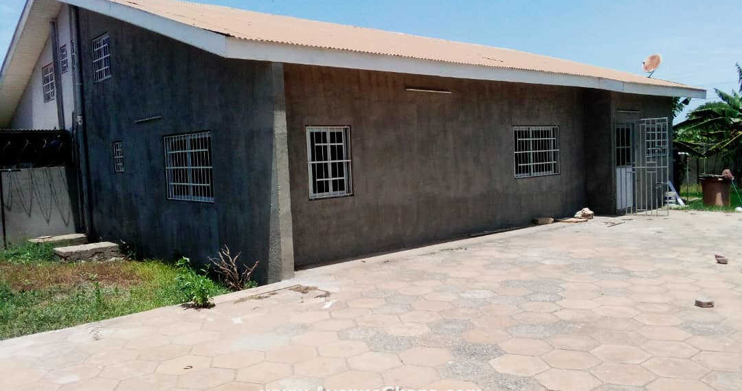 4 bedroom house with garden to let at Greda Estate near Lekma Hospital
