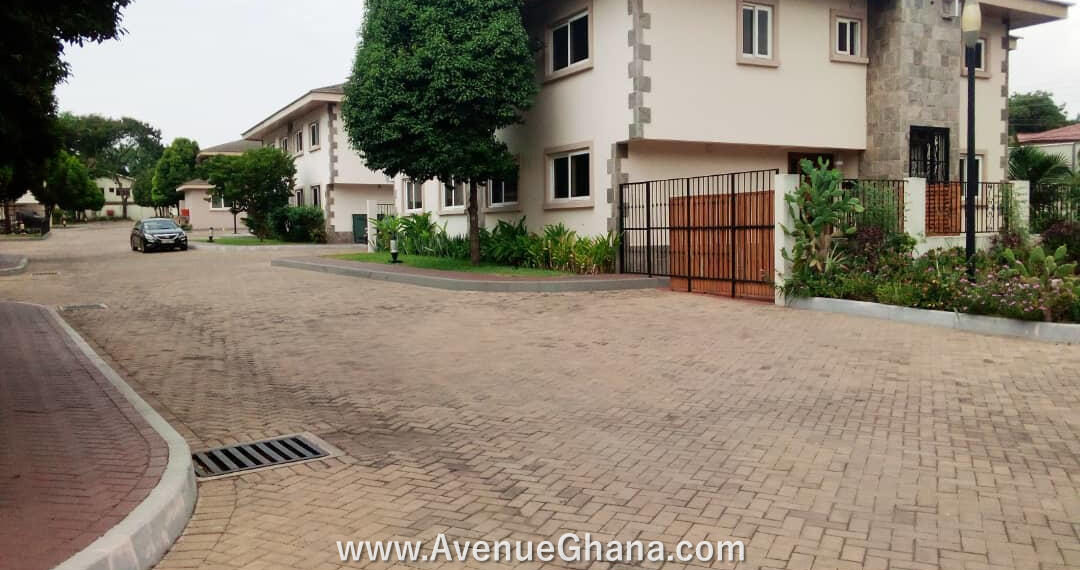 3 bedroom townhouse with swimming pool to let at Ridge near GIJ in Accra