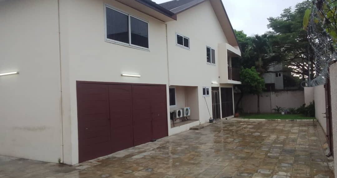 6 bedroom house with 2 bedroom outhouse for rent in Labone, Accra